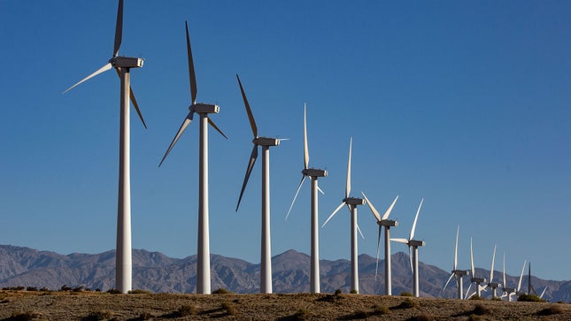 カリフォルニアの風力発電所の写真。 